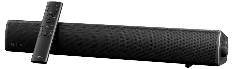 Čierny soundbar so zodpovedajúcim diaľkovým ovládačom položený vedľa neho. Soundbar je elegantný a minimalistický, navrhnutý spoločnosťou Creative.