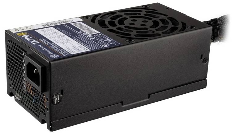Obdĺžnikový čierny napájací zdroj s chladiacim ventilátorom a štítkom na vrchu, zobrazujúci rôzne technické špecifikácie.