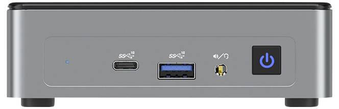 Predný panel strieborného mini PC s tlačidlom napájania, USB-C a USB-A portmi a jackom na slúchadlá na pravej strane.