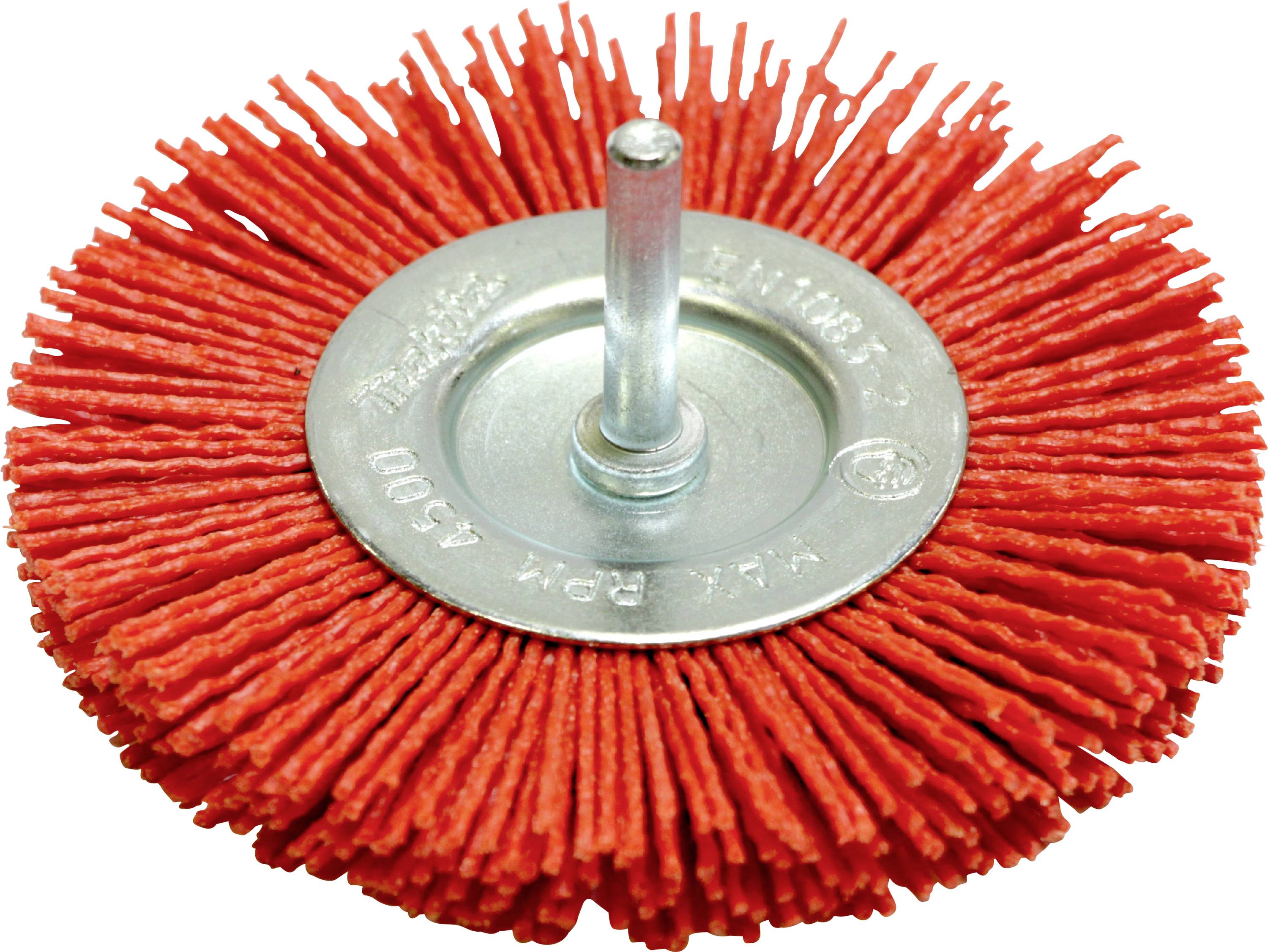 Červený kruhový kefový nástavec na vŕtačku, s hustými štetinami a centrálnym kovovým nábojem s montážnou tyčou určený na čistiace alebo leštiacie práce.