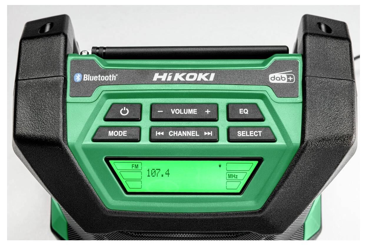 Digitálne rádio s bluetooth funkciou od HiKoki, zobrazujúce FM frekvenciu 107,4 MHz na displeji, s ovládacími tlačidlami pre hlasitosť, kanál a režim.