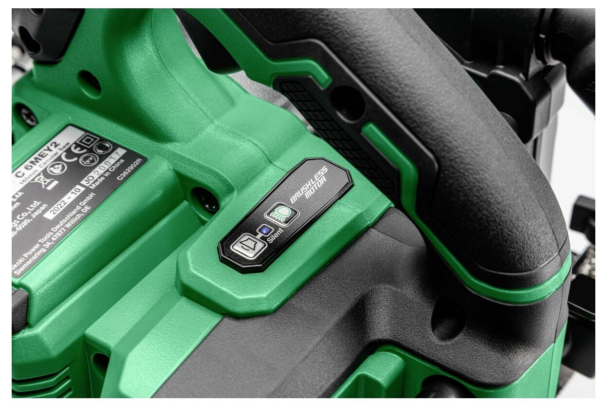 Detailný záber na zelenú rukoväť bezdrôtového elektrického nástroja s digitálnym displejom, ktorý zobrazuje stav batérie. Nástroj má robustné, ergonomické úchopy.