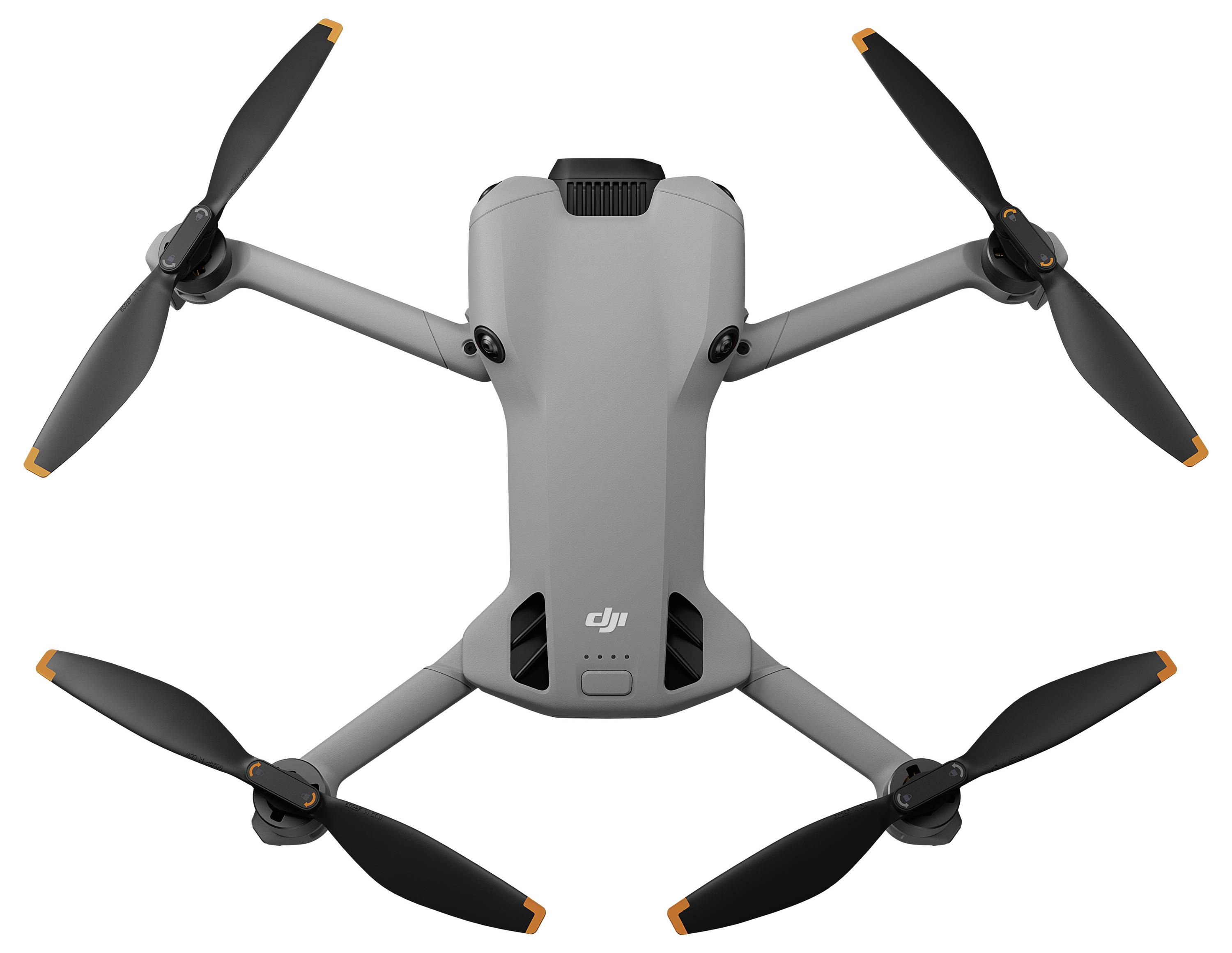 Sivý štvorvrtuľový dron so štyrmi rozloženými vrtuľami, kompaktného dizajnu, s malou kamerou vpredu určenou pre letecké snímanie.