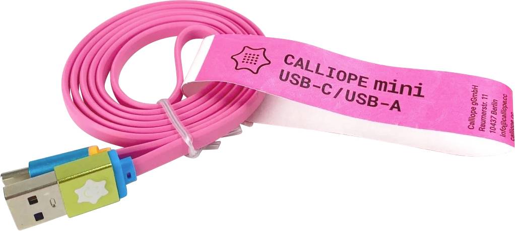 Ružový kábel USB-C na USB-A pekne natiahnutý do špirály, s nálepkou, na ktorej je vytlačený nápis "CALLIOPE mini".