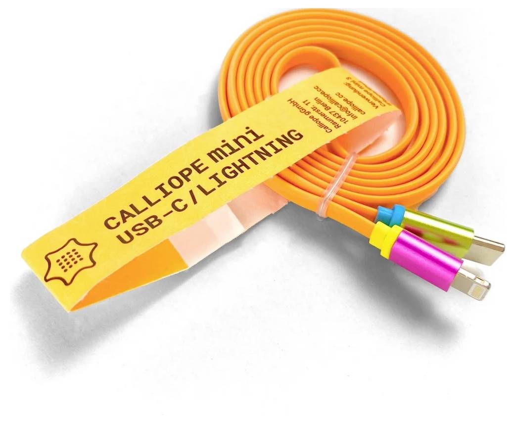 Oranžový USB-C a Lightning kábel s nálepkou s nápisom "Calliope mini USB-C/Lightning".