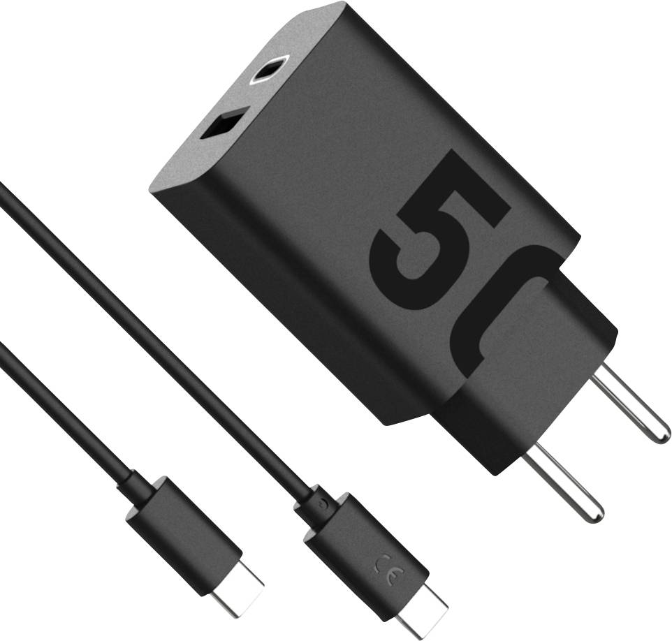 Čierny 5G napájací adaptér s USB-C káblom, ktorý vykazuje moderný dizajn vhodný pre rýchlonabíjanie kompatibilných zariadení.