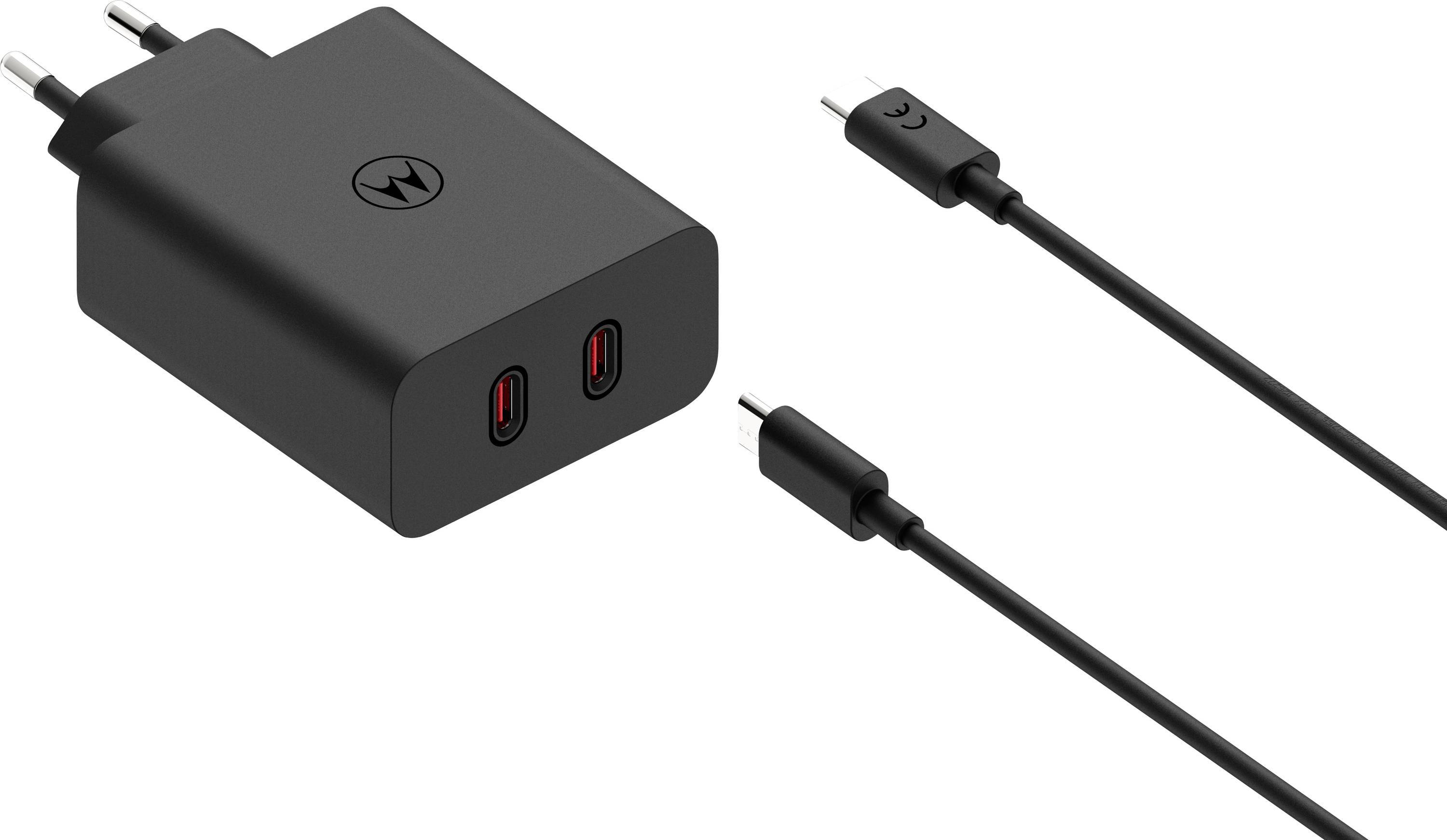 Čierna duálna USB nabíjačka s dvoma USB-C káblami; nabíjačka má logo na vrchu a dva USB-C porty, vhodná na nabíjanie zariadení.