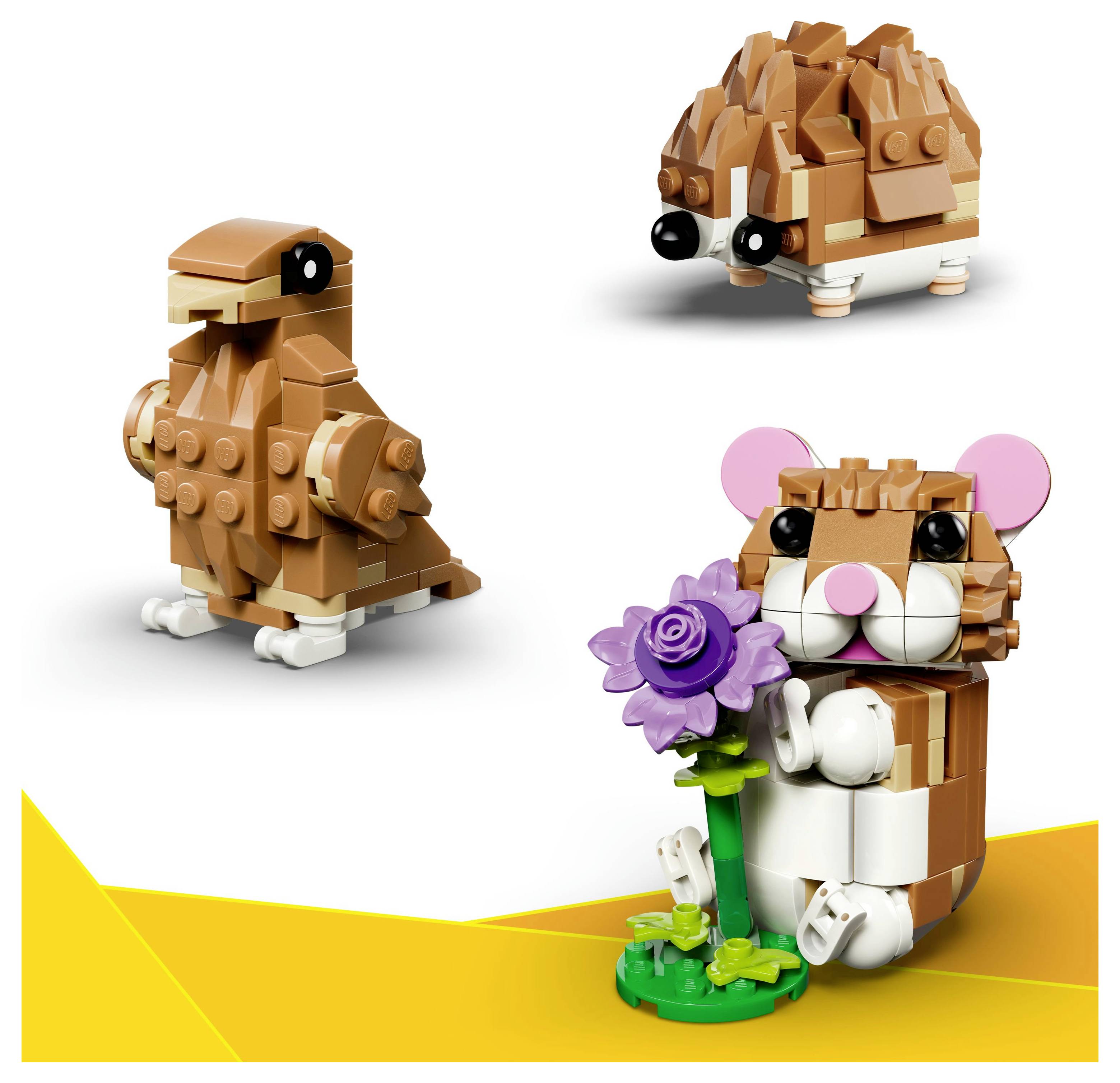 Lego modely holuba, ježka a škrečka držiaceho fialovú kvetinu. Každé zviera je postavené z hnedých a béžových stavebných kociek.