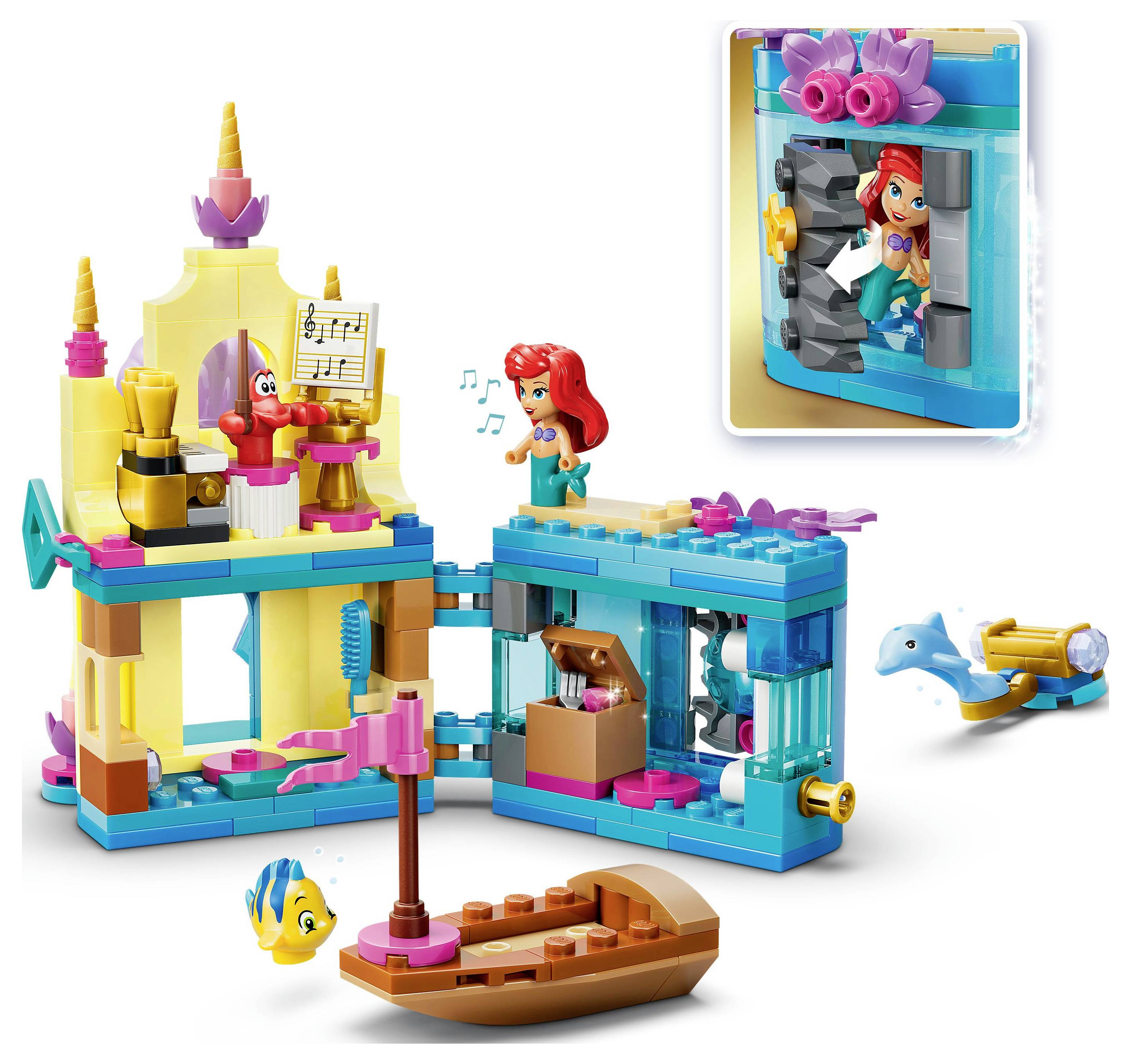 Farebná LEGO súprava zobrazujúca morskú princeznú v zámku so morskou bytosťou, malou loďou a poznámkami na notovom stojane.