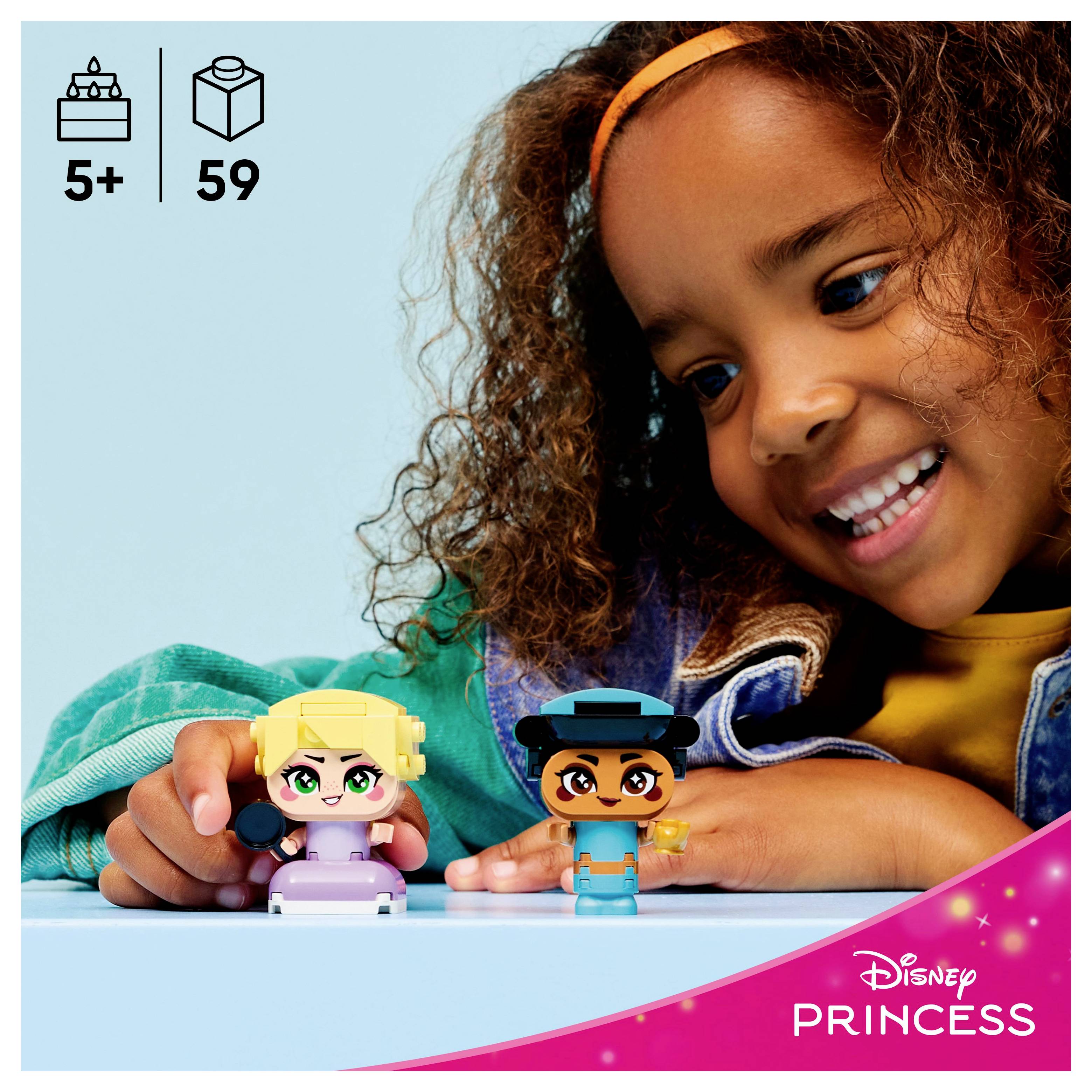 Dieťa sa hrá s dvoma figúrkami Disney princezien na stole. Súprava je určená pre deti od 5 rokov a obsahuje 59 dielov.