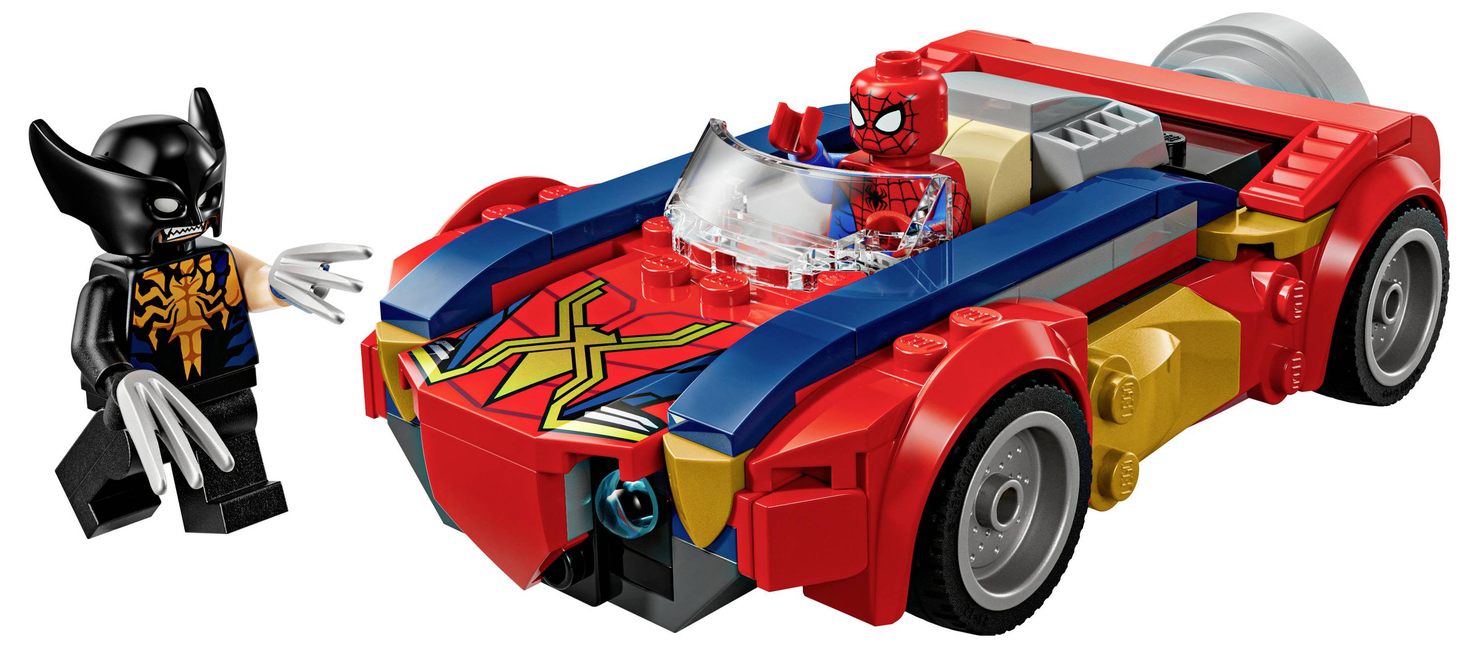 Figúrka LEGO Spider-Mana v červeno-modrom aute so čiernou a oranžovou figúrkou záporáka vedľa, znázorňujúca naháňačku superhrdinu.