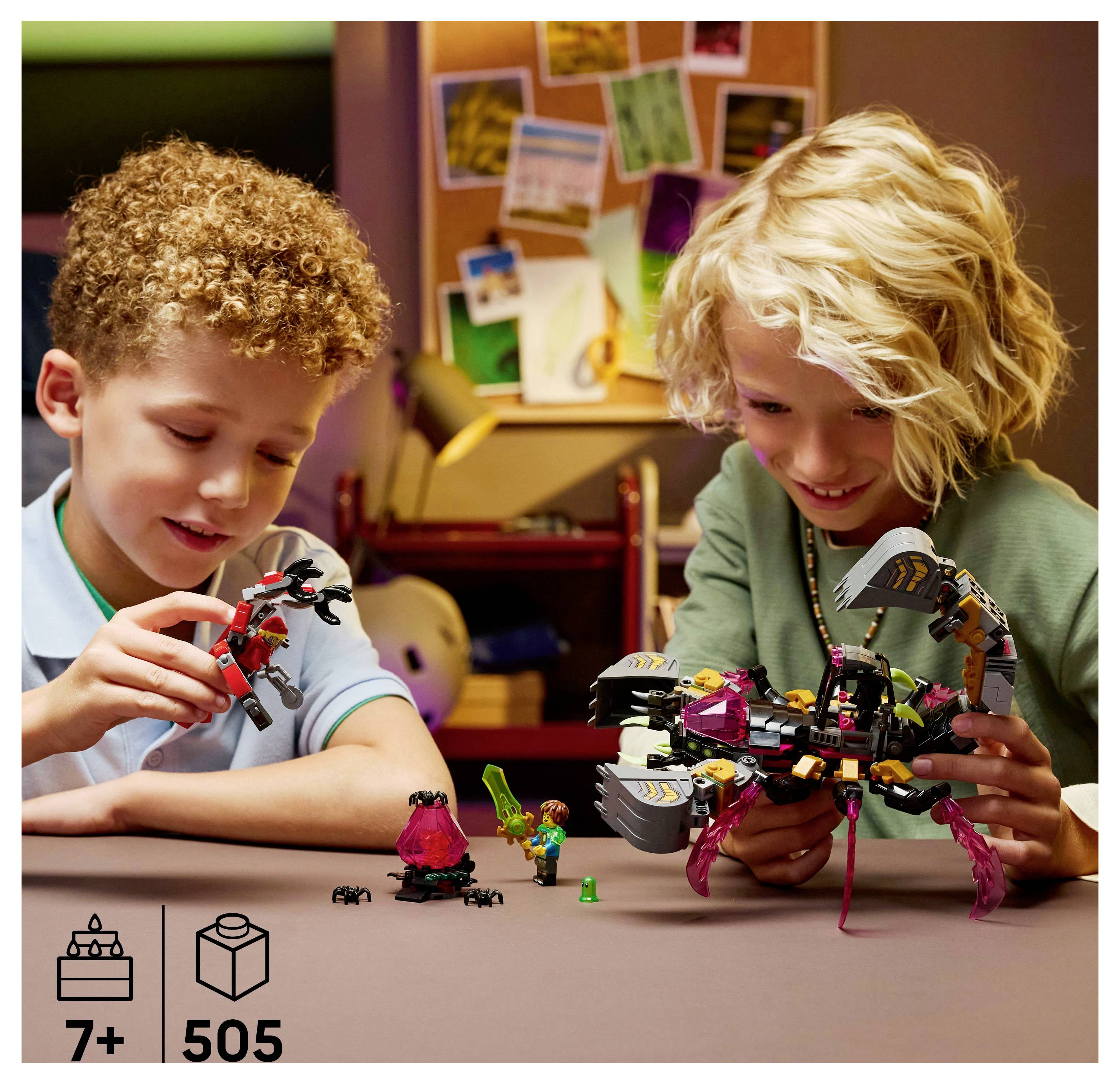 Dve deti sa hrajú s hračkami stavebnicových kociek na stole, zostavujú bytosť a minifigúrky. Ikony na škatuli naznačujú: '7+', '505 kusov'.