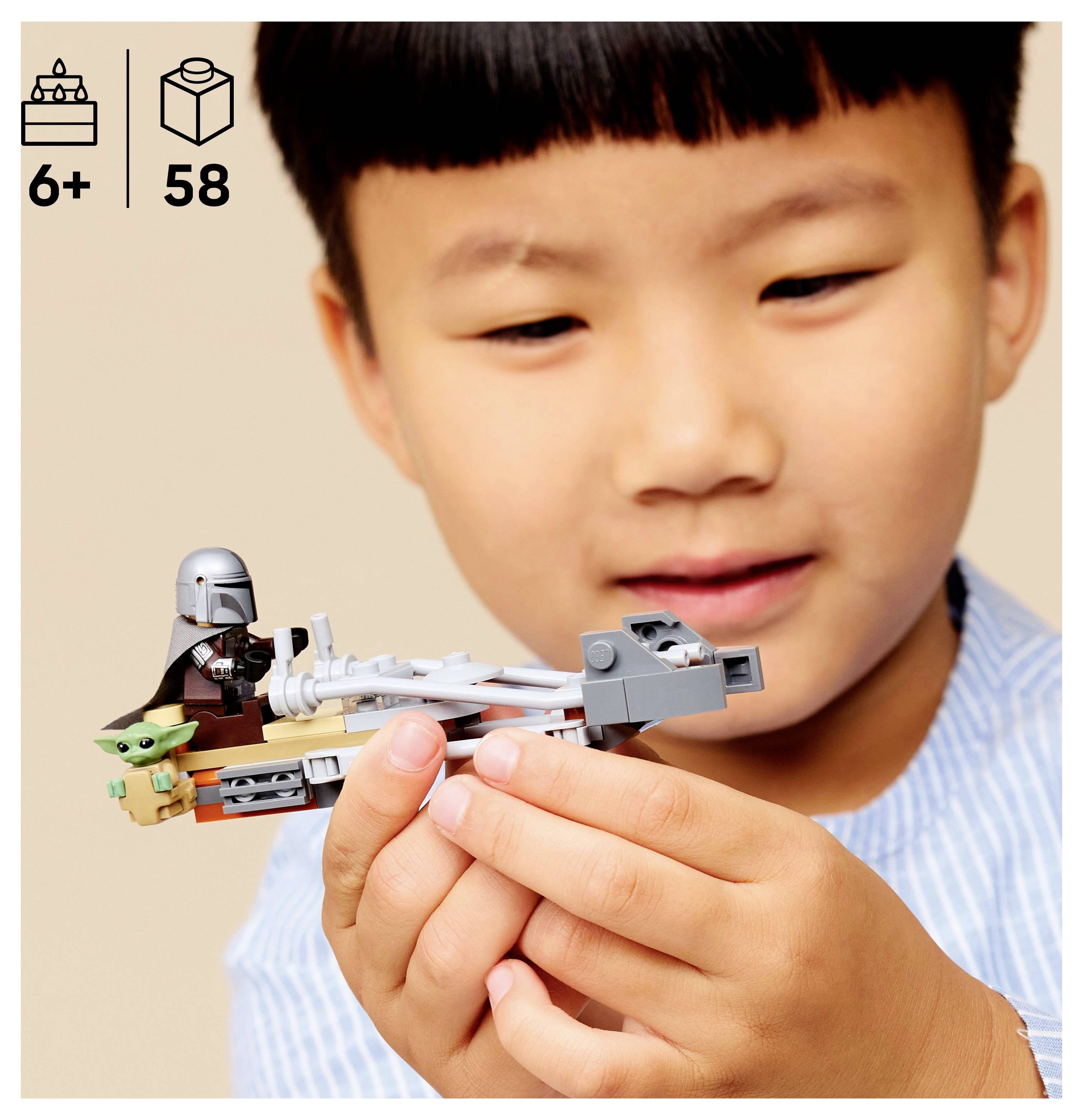 Dieťa drží LEGO súpravu s miniatúrnou vesmírnou loďou a figúrkami. Na krabici je vyznačené vekové hodnotenie '6+' a súprava obsahuje 58 dielikov.