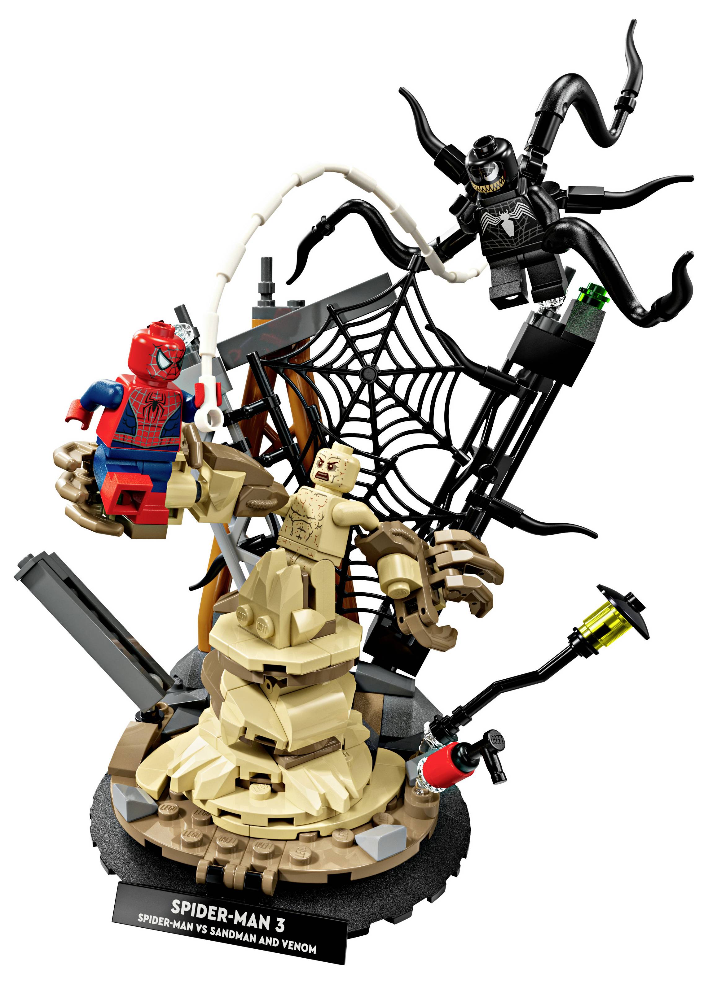 Lego súprava s postavami Spider-Mana, Sandmana a Venoma v dynamickej akčnej scéne s prvkami pavučín a základňou Sandmana.
