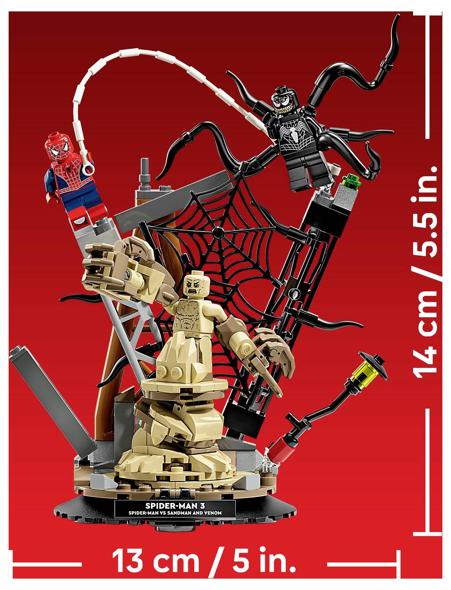 LEGO set znázorňujúci súboj Spider-Mana s detailnou piesočnatou bytosťou a pavučinovou scénou, ktorý meria 14 cm na výšku a 13 cm na šírku.