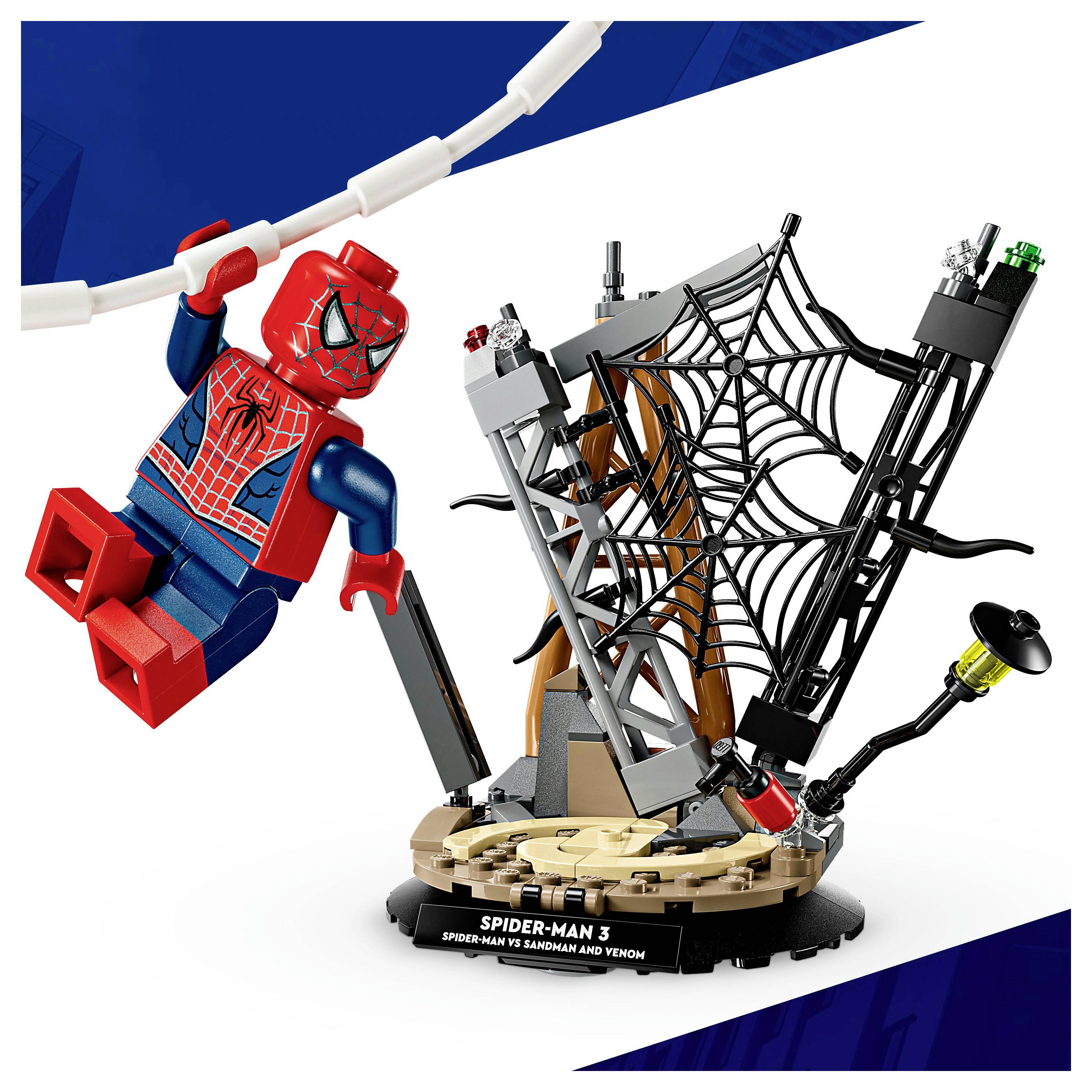 Lego Spider-Man dioráma zobrazujúce Spider-Mana hojdajúceho sa na pavučine, s detailným zobrazením pavučiny a doplnkami z filmu 'Spider-Man 3'.