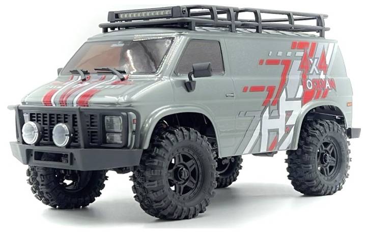 Šedý 4x4 terénny van s červenými a bielymi dekalmi, s veľkými pneumatikami a strešným nosičom, mierne naklopený doľava, aby ukázal svoju robustnú konštrukciu.