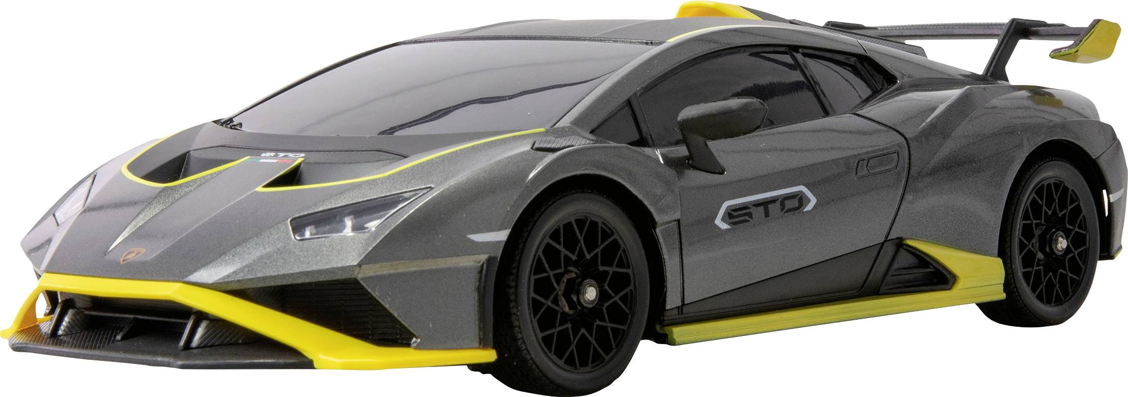 Šedý športový automobil so žltými akcentmi, zachytený z predného uhla, prezentujúci elegantnú líniu a aerodynamické prvky.