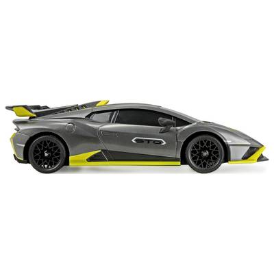 Štíhle sivé športové auto so žltými akcentmi a zadným spojlerom, zobrazené v profile, prezentujúce športový dizajn a aerodynamické prvky.