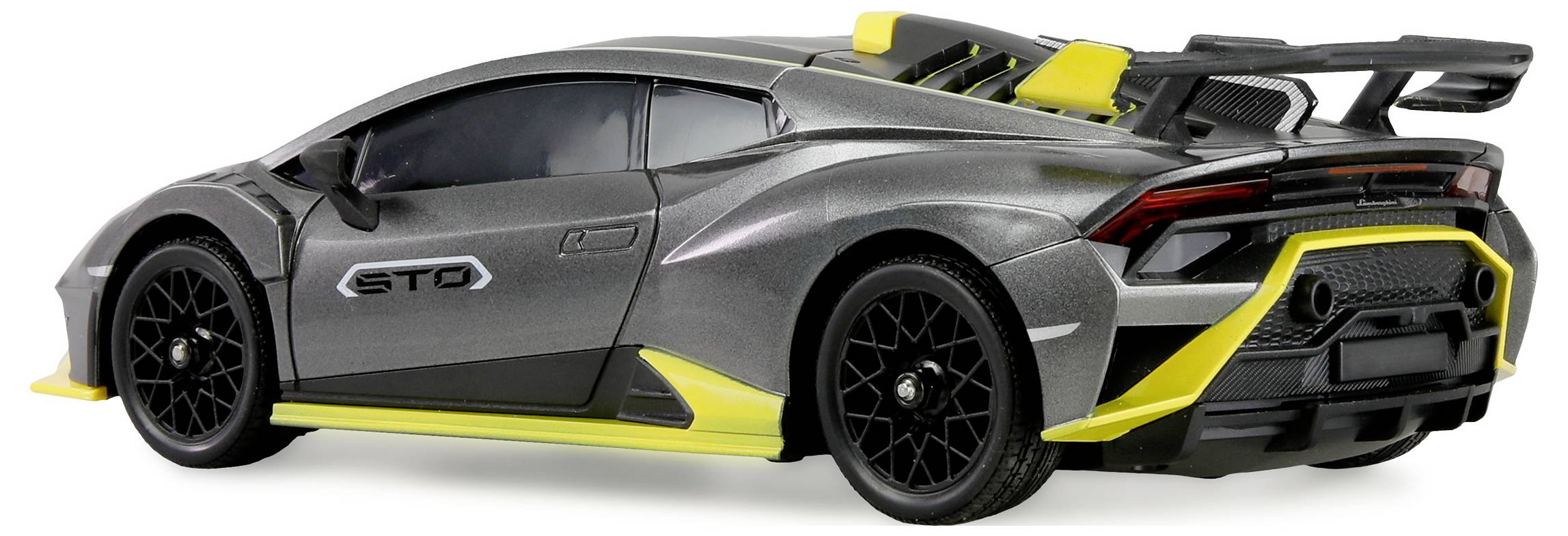 Štíhle sivé sportové auto s čiernymi kolesami a žltými akcentmi, zobrazené z pohľadu zadnej strany pod uhlom.