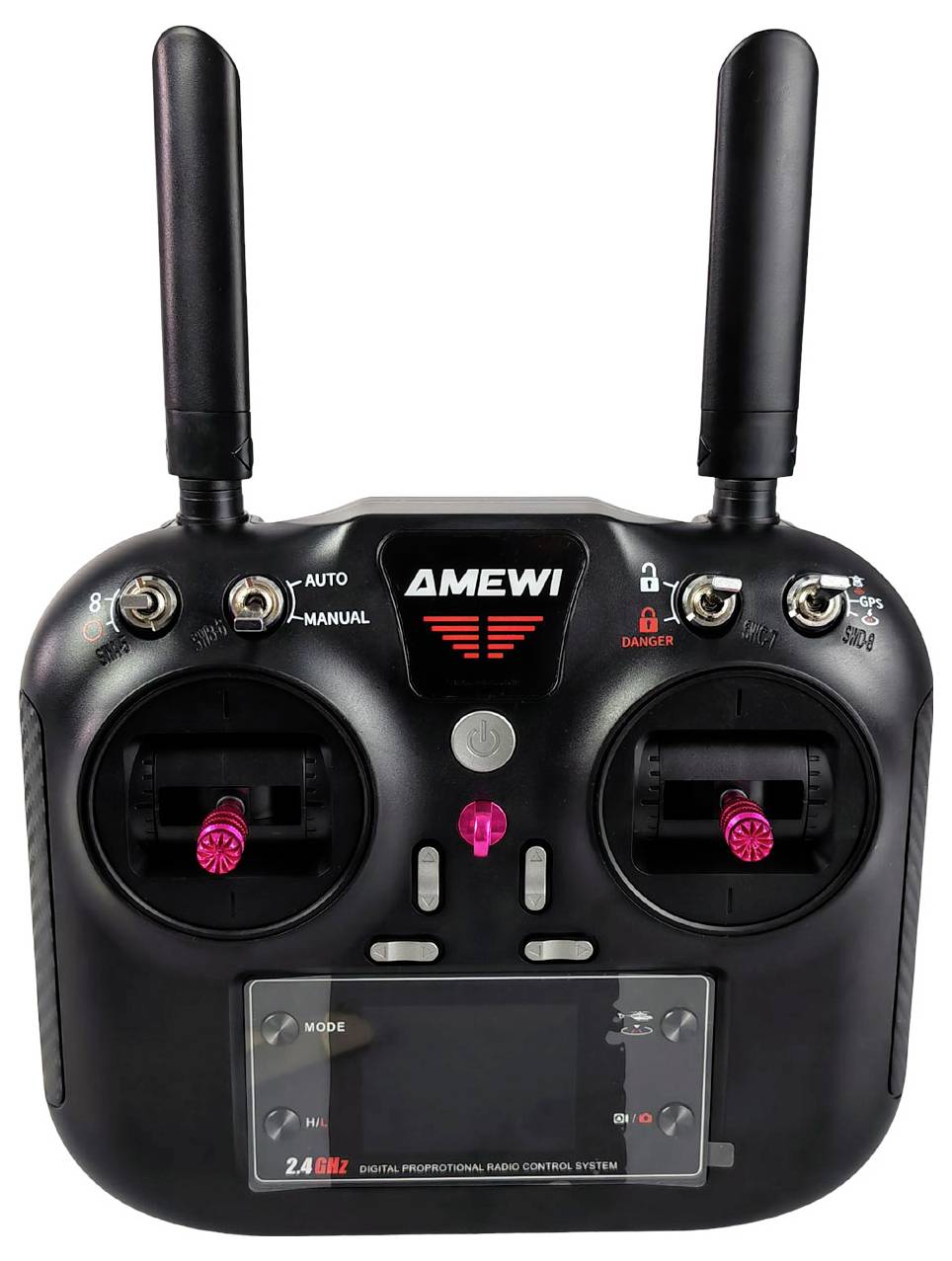 Čierny diaľkový ovládač s dvomi anténami a logom 'AMEWI', vybavený dvomi joystickami a prepínačmi pre manuálny a automatický režim.