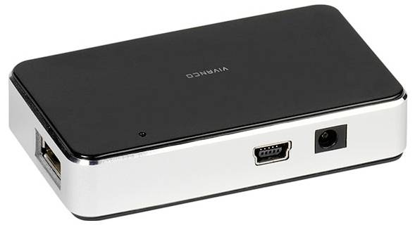 Malé čierno-strieborné elektronické zariadenie s portami USB, HDMI a napájacím portom na boku, zobrazené na bielom pozadí.