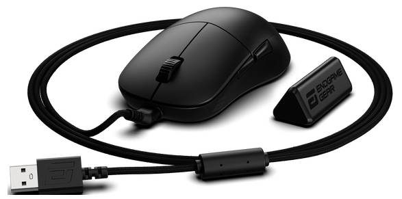 Čierna herná myš s opletaným USB káblom, po boku s obdĺžnikovým USB konektorom, navrhnutá pre presnosť a odolnosť.