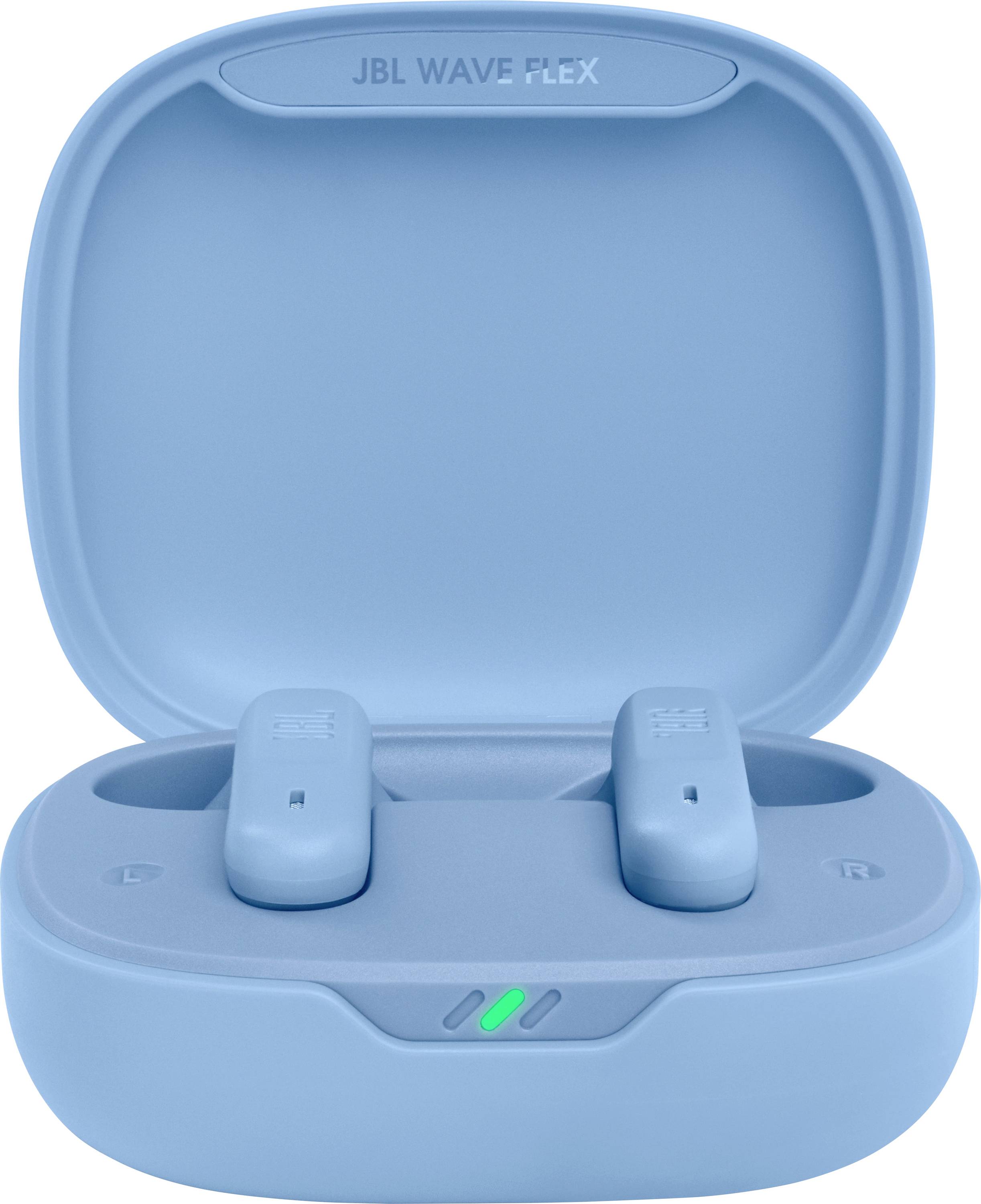 Otvorený modrý nabíjací box s dvomi bezdrôtovými slúchadlami označenými "L" a "R". Vnútorná strana veka obalu je označená nápisom "JBL Wave Flex".