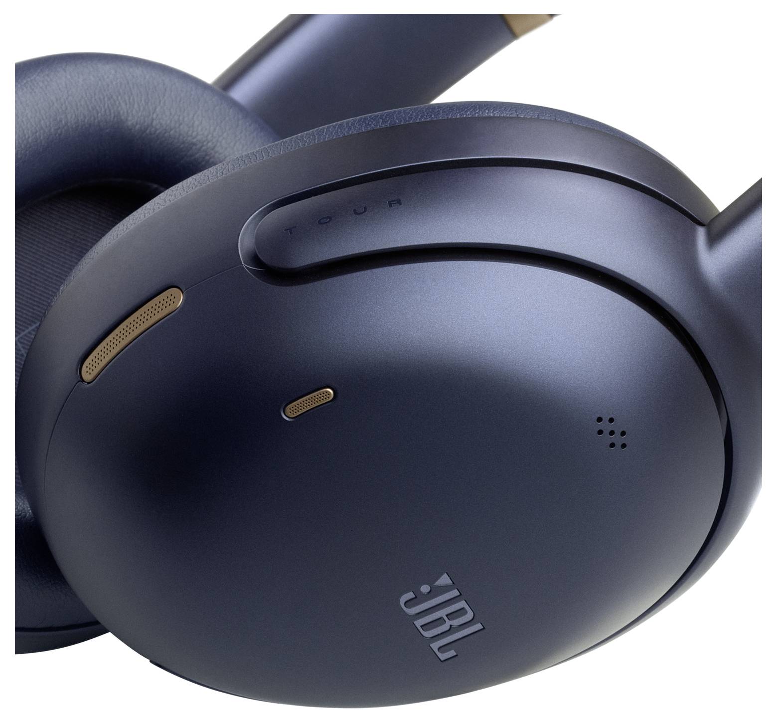 Detailný pohľad na černé slúchadlá over-ear znački JBL s logom, vybavené tlačidlami pre ovládanie hlasitosti a vstavaným mikrofónom na jednej mušli.