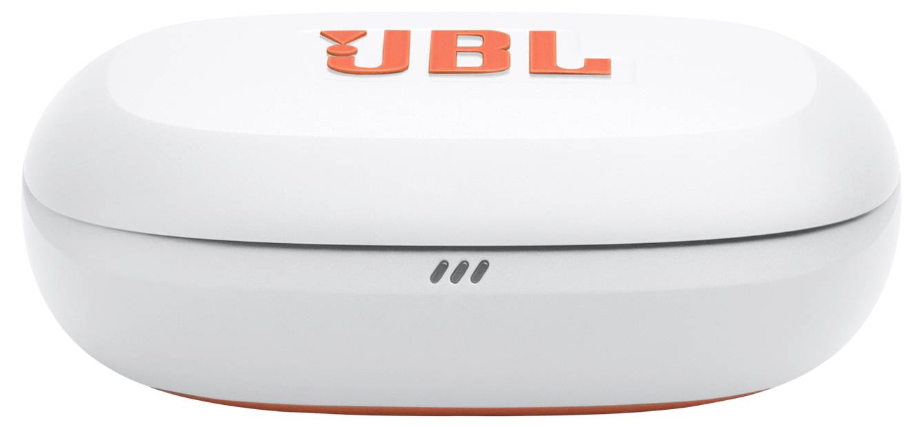 Biely nabíjací obal slúchadiel JBL s oranžovým logom na veku, zatvorený a pohľad spredu.