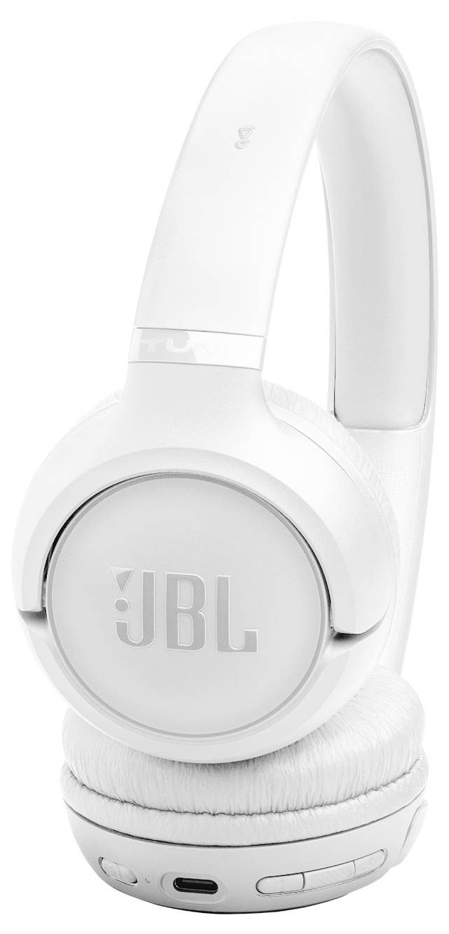 Biele náhlavné slúchadlá so logom JBL výrazne zobrazeným na mušliach, s ovládacími prvkami a nabíjacím portom na strane.