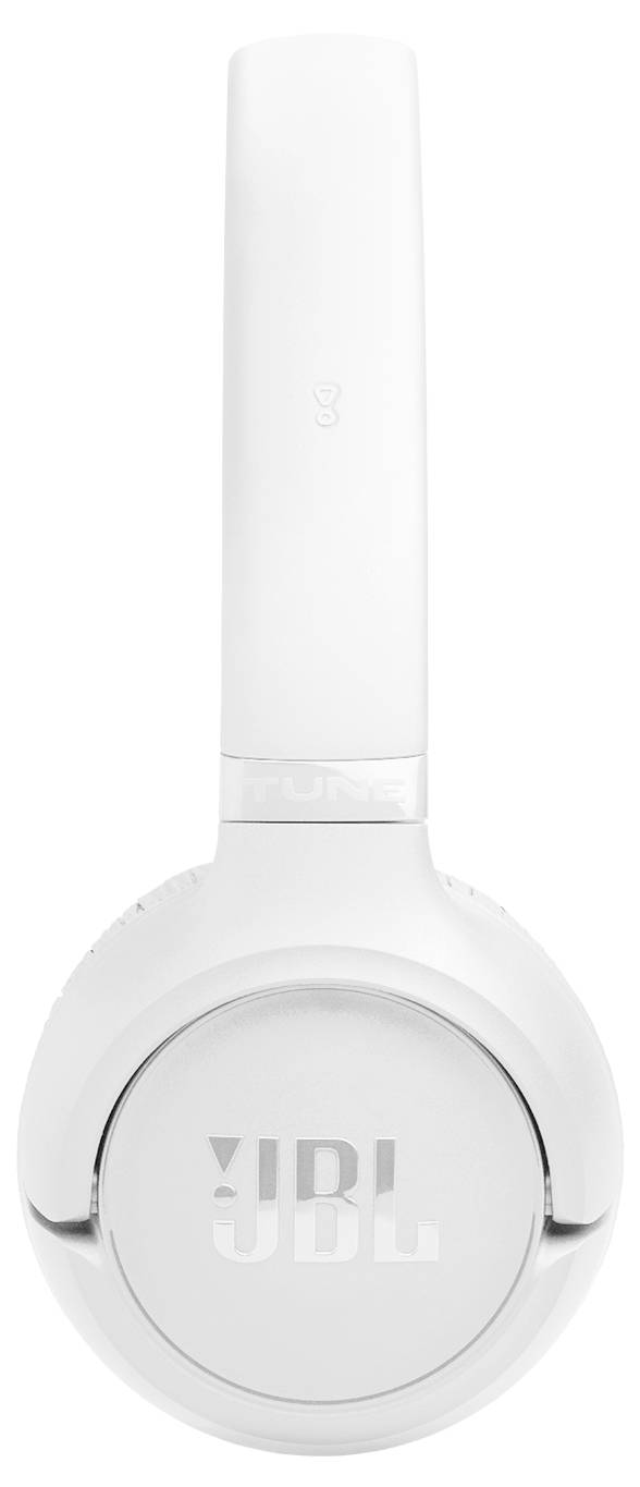 Biele slúchadlá JBL s náušníkmi, ktoré majú elegantný dizajn a výrazné logo JBL umiestnené na vonkajšej strane mušle.