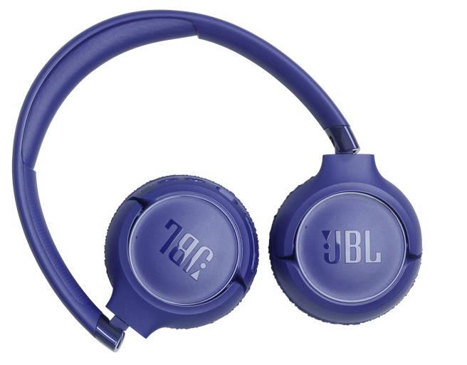 Pár modrých náušľuchov JBL cez ucho so skladateľným dizajnom náušnice, vystavujúcich logo značky na každom náušníku.