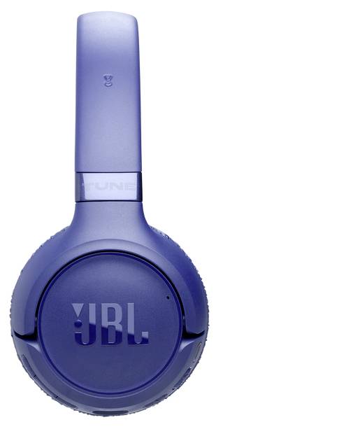 Modré slúchadlá JBL Tune na ušiach s logom na mušli, ktoré predvádzajú elegantný dizajn.