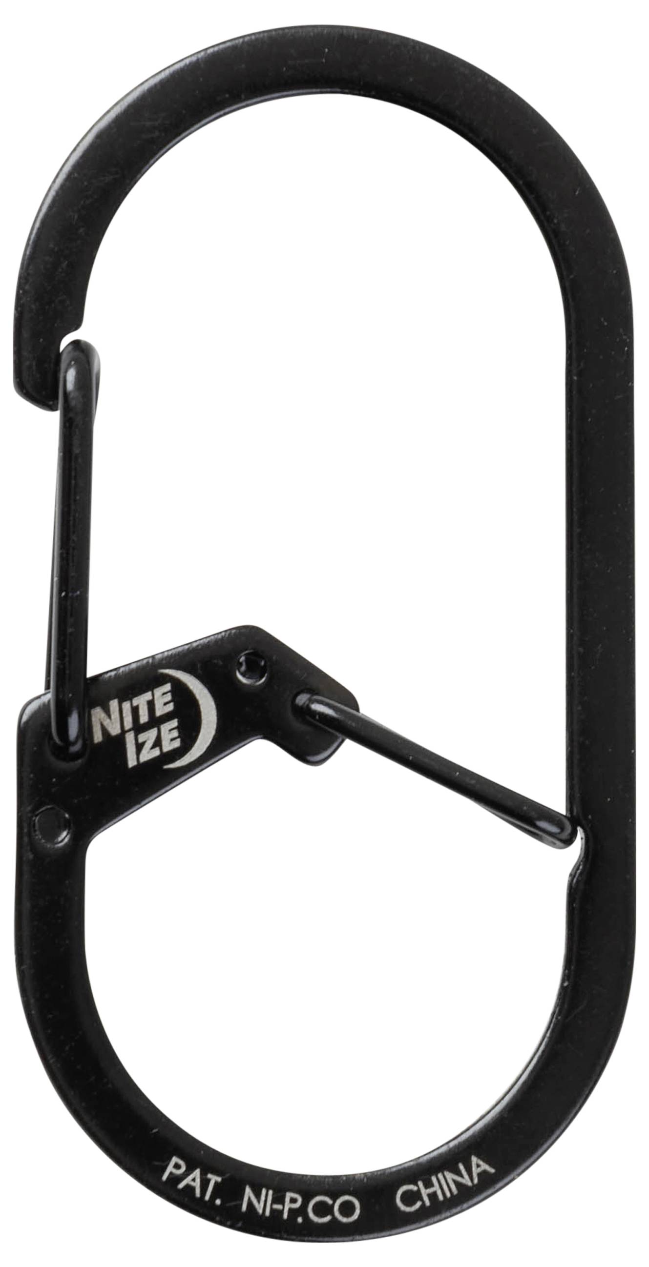 Čierny karabínový záves značky Nite Ize, v oválnom tvare, s prackou nauchytenie predmetov, označený nápisom „PAT. NI-P.CO CHINA".