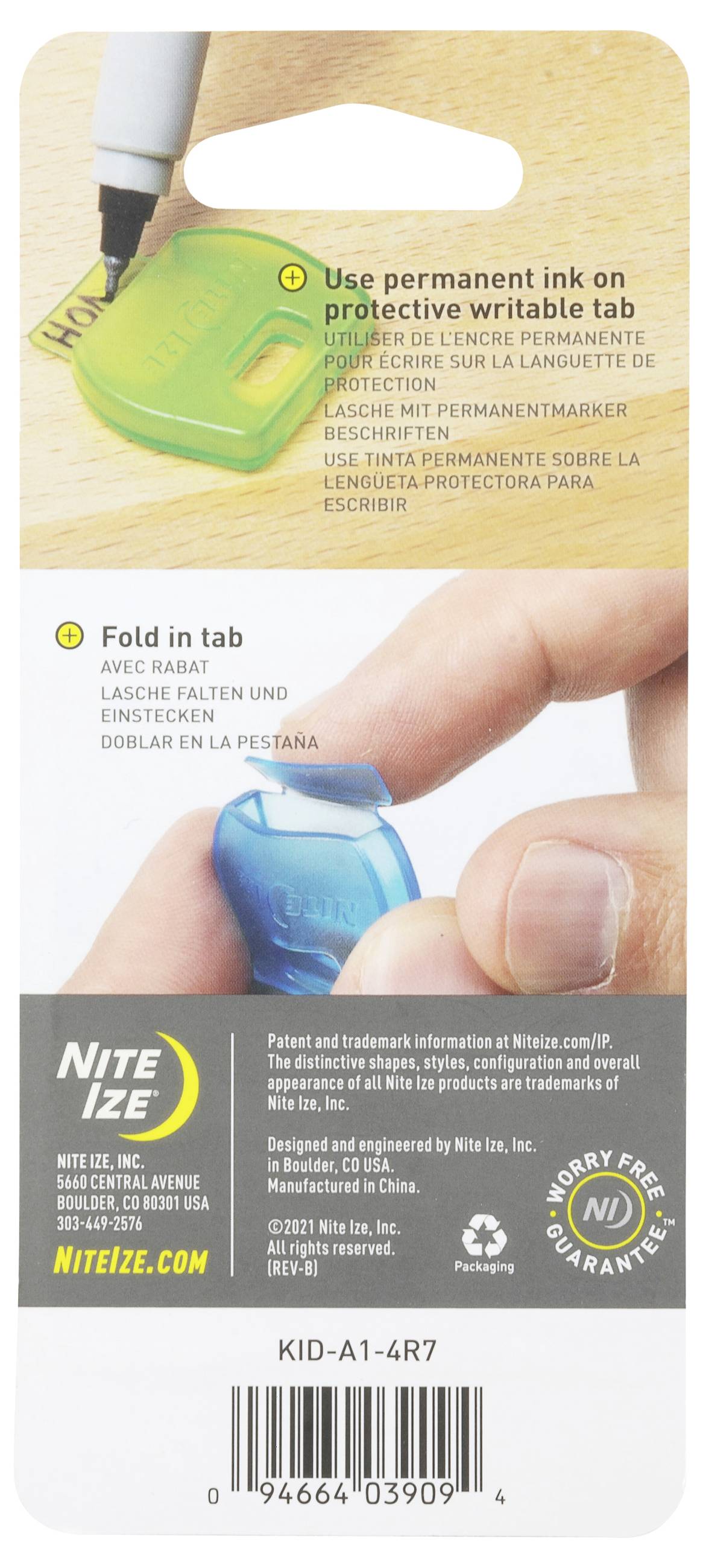 Ruka píše na zelenom štítku permanentným fixom. Iná ruka skladá modrý štítok. Text znie „Použite permanentný atrament" a „Preložte štítok".