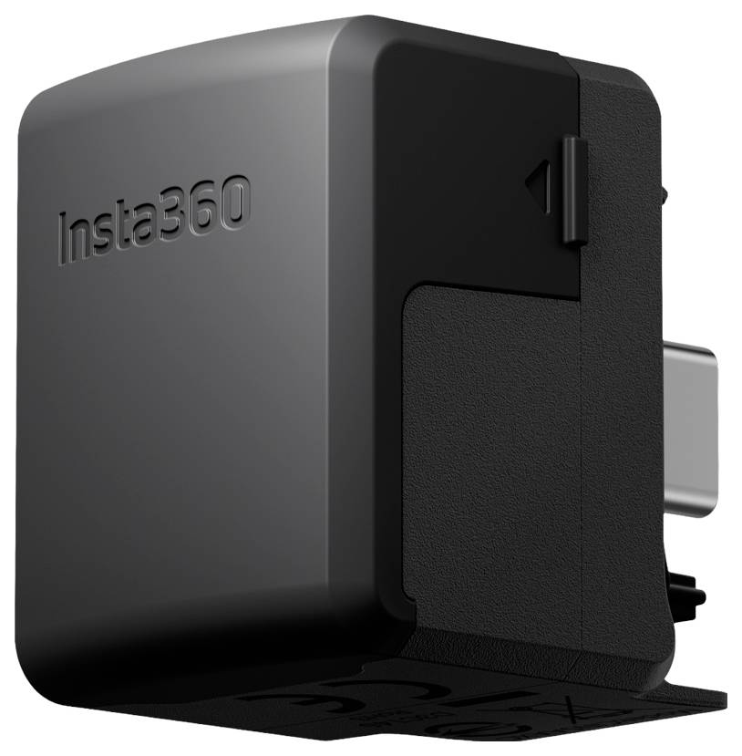 Čierny batériový pack Insta360 s konektorom USB-C, navrhnutý pre použitie s fotoaparátmi Insta360, zobrazený v naklonenom bočnom pohľade.