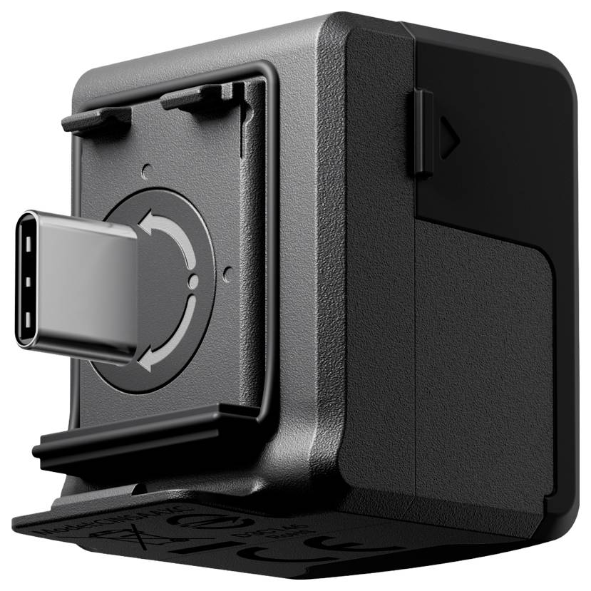 Čierny adaptér nástennej nabíjačky USB-C zobrazený z uhla, ktorý zvýrazňuje jeho port USB-C a kompaktný, pravouhlý dizajn.