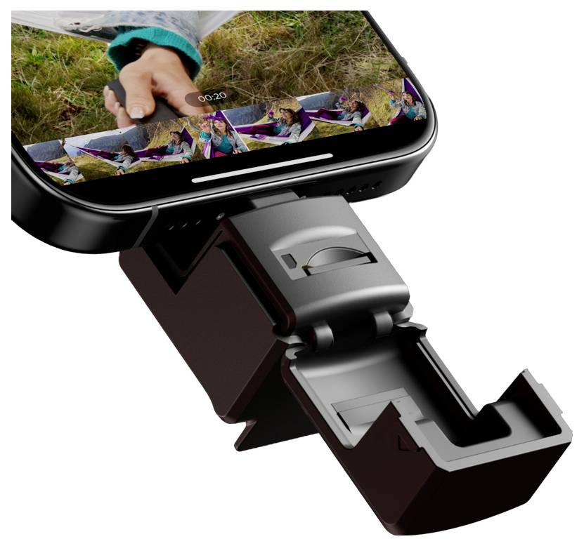 Smartphone pripojený ku kompaktnému zariadeniu na videoopravu s viditeľnou obrazovkou zobrazujúcou vonkajší záber a časovú os videa.
