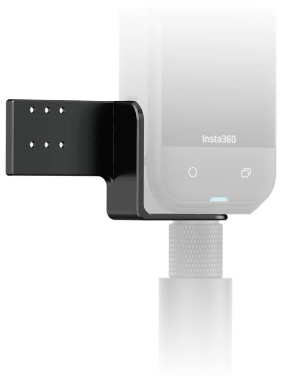 Kamera "Insta360" namontovaná na vertikálnom stojane s čiernym držiakom, ktorý ju podporuje a čiastočne ju zakrýva.