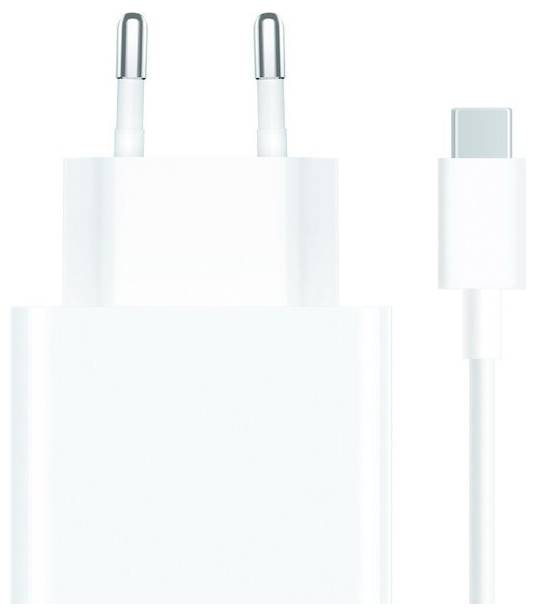 Biela USB-C sieťová nabíjačka s elektrickými vidlicami pre EÚ, na ktorej je vidieť kábel a adaptér.