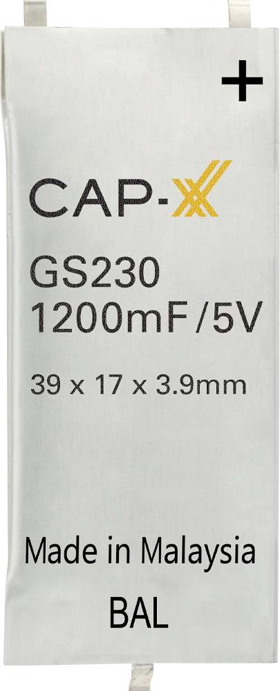 'CAP-XX GS230 1200mF/5V, 39 x 17 x 3,9 mm. Vyrobené v Malajzii.' Superkondenzátor so zobrazenými kladnými a zápornými svorkami.