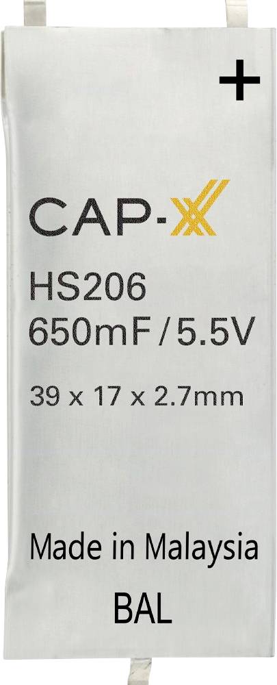 Strieborný kapacitný komponent označený "CAP-XX HS206 650mF / 5.5V 39 x 17 x 2.7mm; Vyrobené v Malajzii BAL" s plus znakom na vrchu.