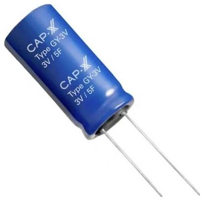 Modrý valcový kondenzátor označený štítkom "CAP X Type G 3V 5F" s dvomi kovovými vývodmi vystupujúcimi z jedného konca.