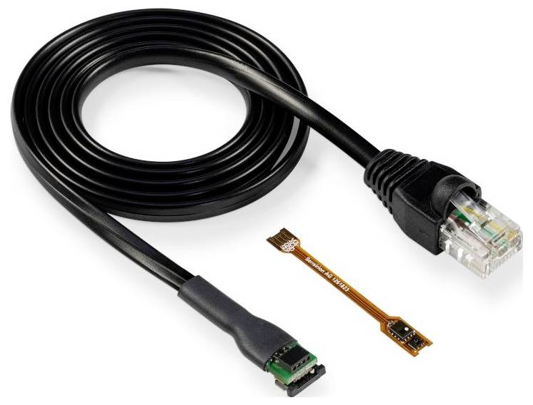 Čierny ethernetový kábel stočený vedľa malej plochej elektronickej súčiastky s konektormi a obvodmi, naznačujúci elektronické prepojenie.