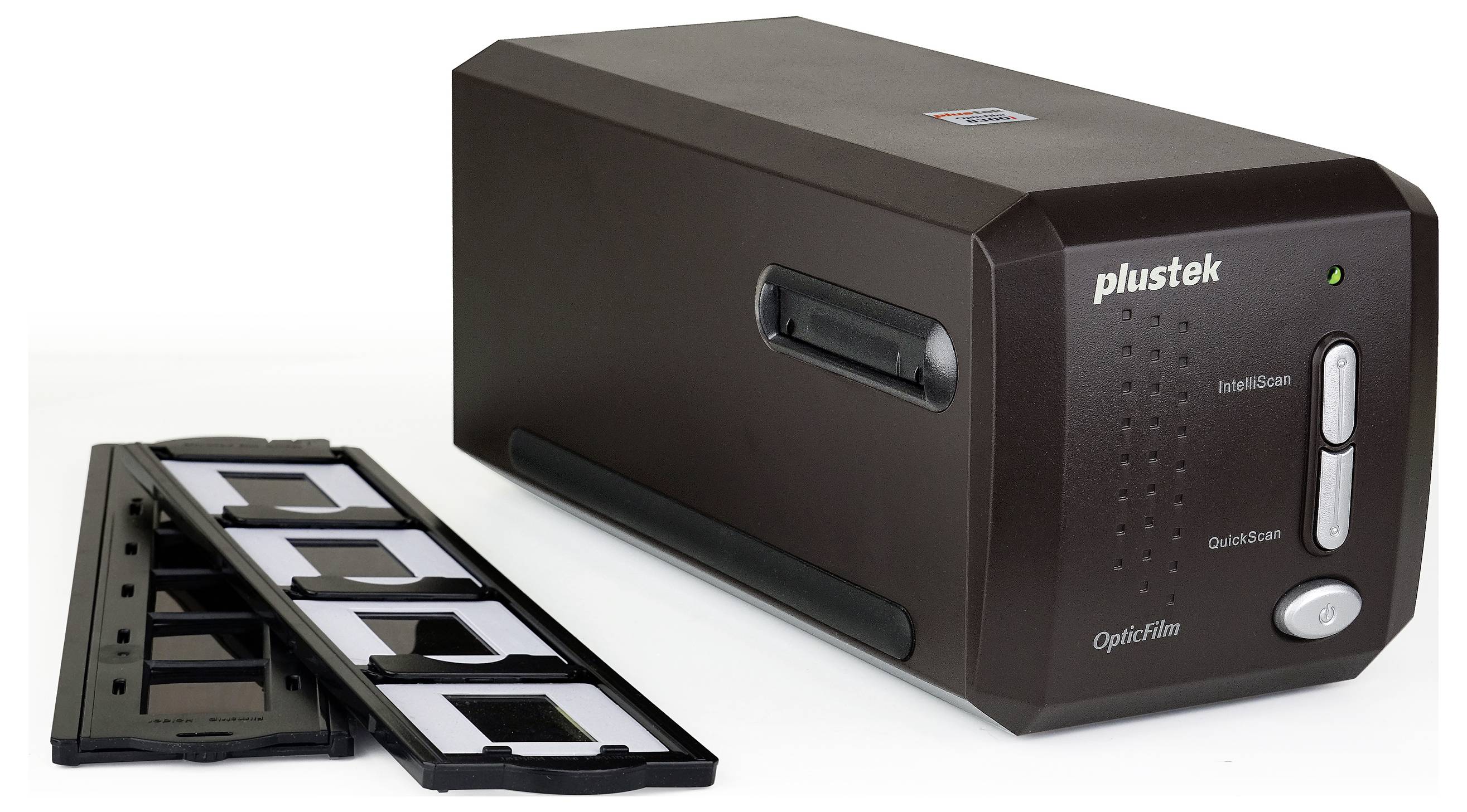 Skener Plustek OpticFilm so zásobníkmi na diapozitívy; používa sa na digitalizáciu fotografických diapozitívov do digitálneho formátu.