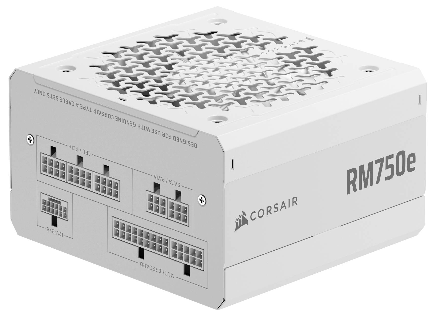 Biely napájací zdroj Corsair RM750e s modulárnymi káblovými portami a vetracím ventilátorom na vrchu, navrhnutý pre efektívne chladenie a modulárne pripojenie.