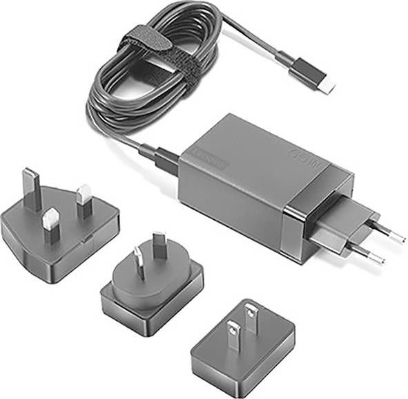Čierny napájací adaptér so sadou troch vymeniteľných typov zástrčiek pre medzinárodné použitie, zobrazený s namotaným USB-C káblom.