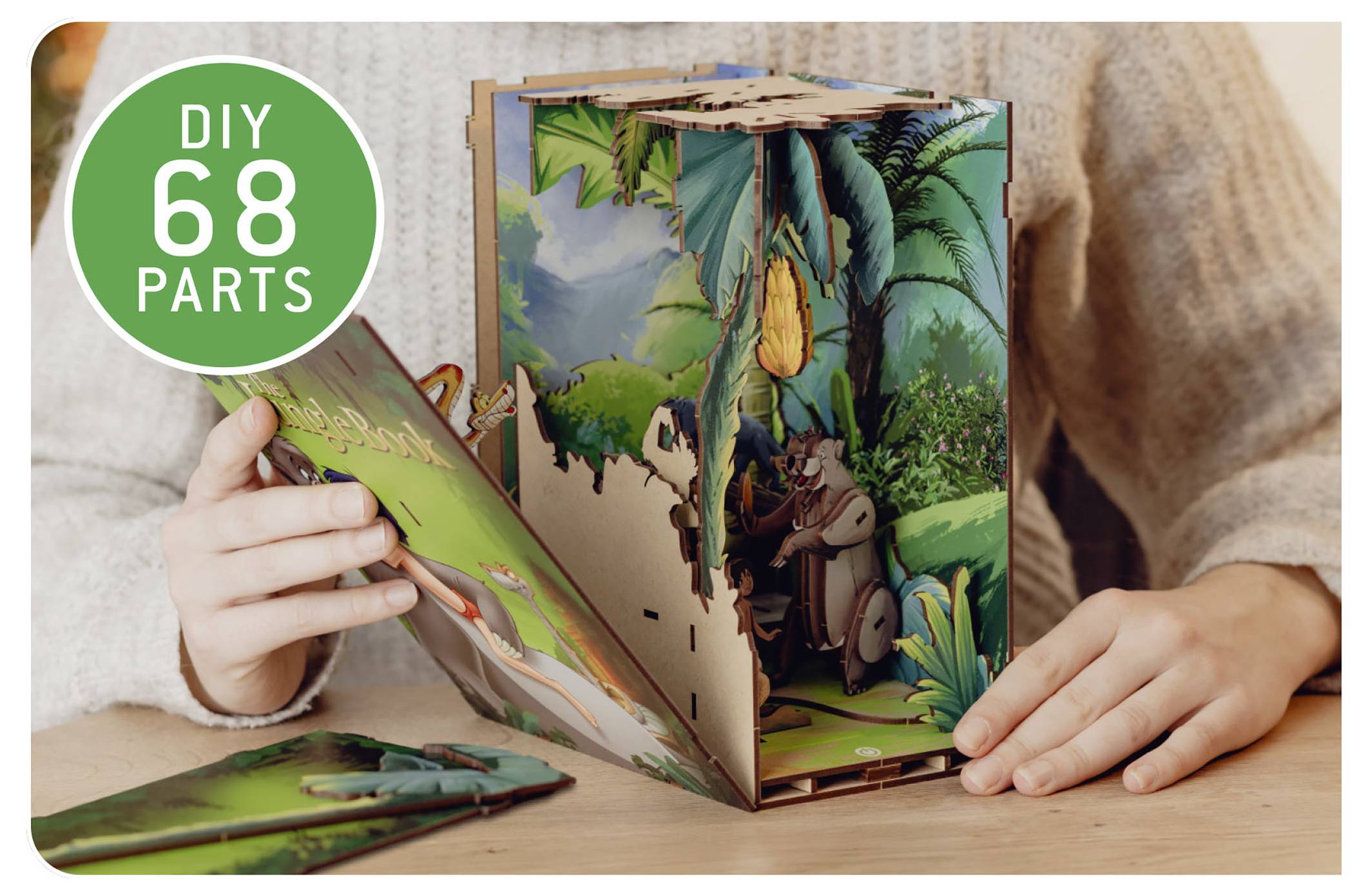 Osoba zostavuje 3D puzzle s džungľovou tematikou pozostávajúcu z 68 dielikov, ktorá zobrazuje tropické rastliny a zvieratá.