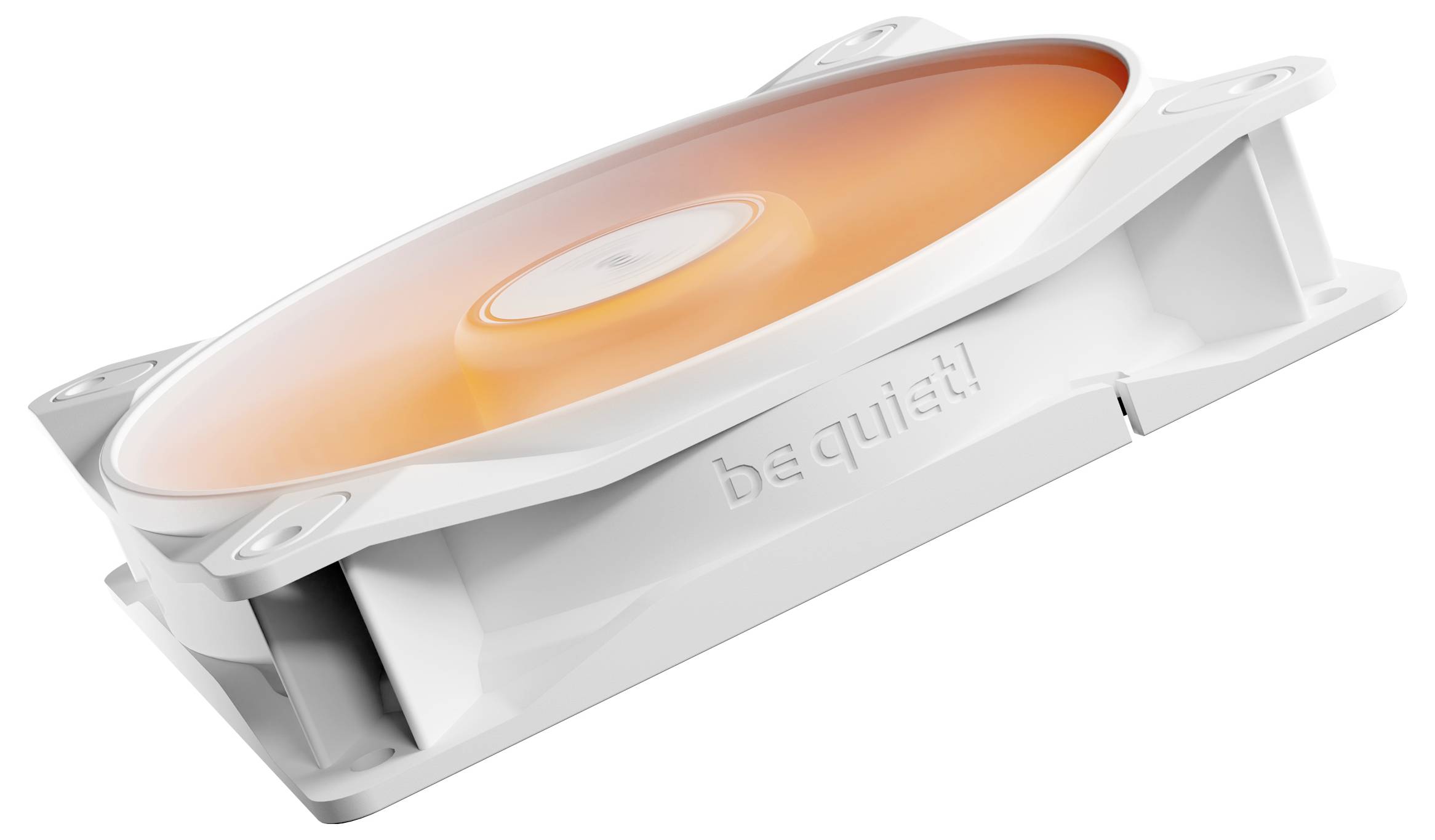 Biely počítačový chladiaci ventilátor s oranžovou LED svetelnou diódou, na boku s logom značky 'be quiet!', navrhnutý na zníženie hluku v počítačových systémoch.